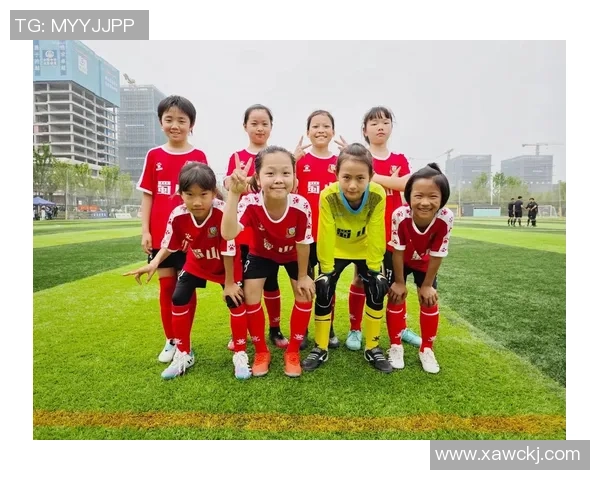五岁小朋友初尝足球乐趣培养运动兴趣与团队精神的最佳时机